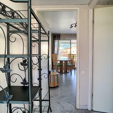 Cozy Sea View Air Cond * Гольф-Жуан